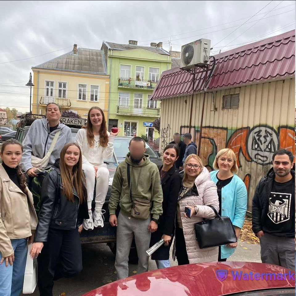 Студенти та викладачі разом із військовим Іваном у Золочеві